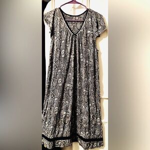 Black and White Patterned nightgown size Large